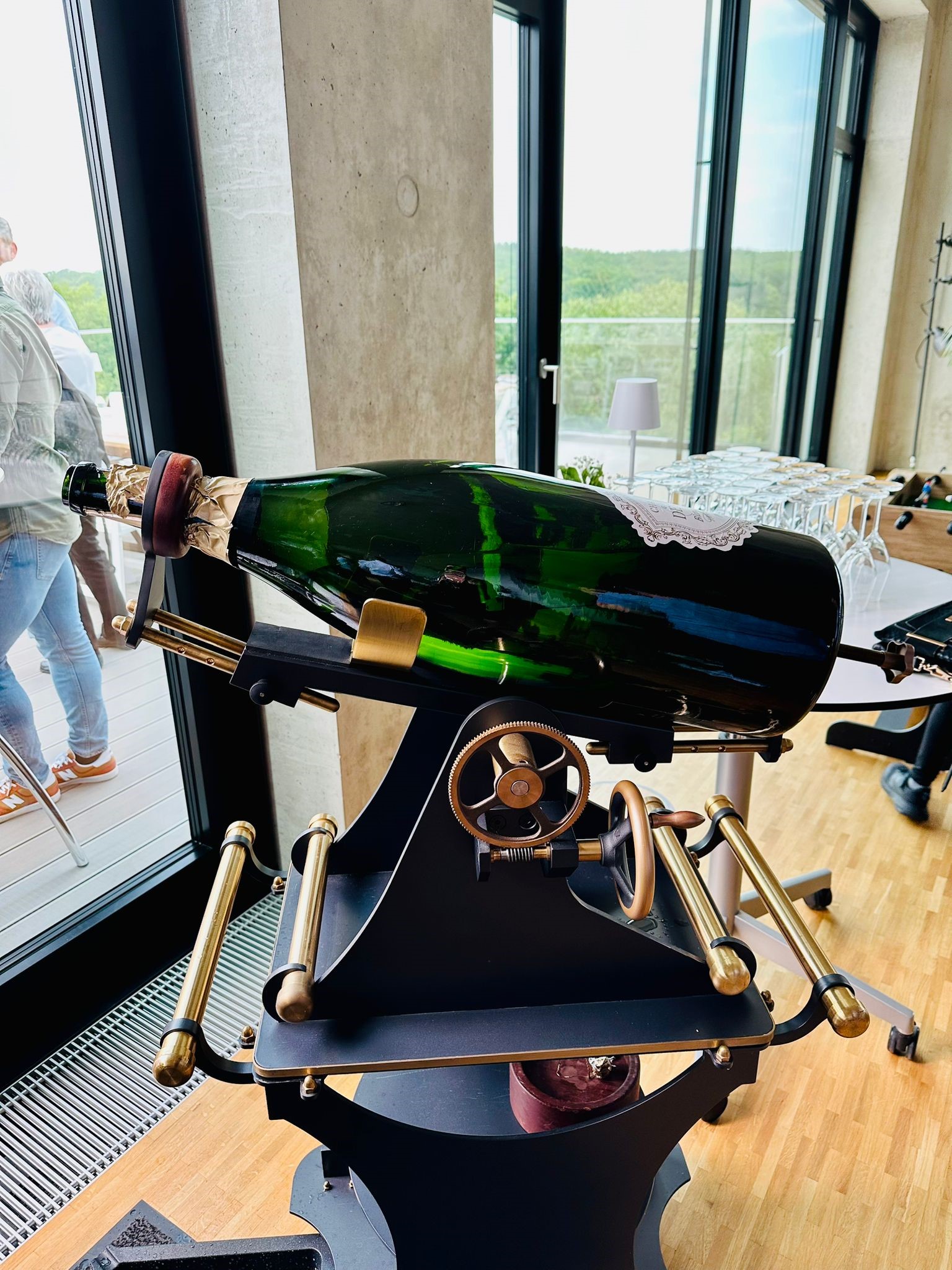 Champagner Ausschenker für Große Flaschen Champagner Ausschenker für Große Flaschen , Champagner Balthazar, Ausschenker Farbe Schwarz und Gold, Fenster, blauer Himmel, Stehtisch
